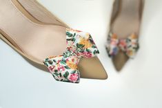 a pair of women's shoes with bows on them