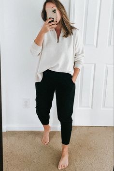 Comfy outfit ideas Preppy Mom Outfits Fall, Rainy Day Joggers Outfit, Lounge Jogger Outfit, Comfy Mama Outfits, Wfh Outfits 2023, Casual Everyday Mom Outfits, Wfh Style Women, Comfy Relaxed Outfits, Comfy Sahm Outfits