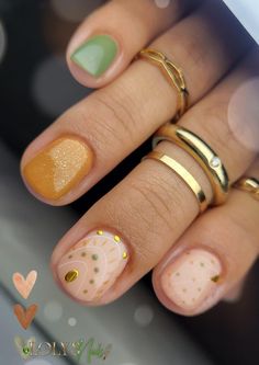 Short Nails Shellac Summer, Earth Tone Nails Designs Short, Boho Short Nails, August Nails Ideas Short, Summer Boho Nail Ideas, Shirt Nail Design Ideas, Happy Nails Designs, Short Gel Nails Summer 2024, Summer Boho Nails