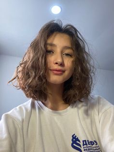 Frizzy Short Hair, Feathered Hair Cut, Ideas Maquillaje, Feathered Hair, Brown Wavy Hair, Short Wavy Haircuts, Wavy Haircuts, Wavy Style, Short Curly Haircuts