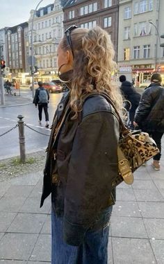 Step into the latest urban street style with this effortlessly chic look! Featuring a classic oversized leather jacket paired with a bold leopard print shoulder bag, this outfit perfectly captures that edgy, off-duty model vibe. Style this look for any city adventure, adding a touch of retro with those curly waves. This winter fashion staple is a must-have for layering up and staying stylish. 💼✨ #WinterOutfits #LeatherJacket #LeopardPrint #StreetFashion #EdgyLook #CityStyle #FashionInspo #VintageFashion #TrendyLooks #OutfitInspiration #CurlyHair Mantel Outfit, Oversized Leather Jacket, City Adventure, Autumn Fits, City Outfits, Curly Waves, Urban Street Style, Urban Street, Fall Fits