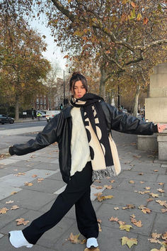 via @jadehoney62 Paris Fits Aesthetic Winter, Winter In Uk Outfits, Winter Outfits 0 Degree, Winter Outfit Tennis Shoes, Cold Weather Shopping Outfit, Connecticut Winter Outfits, New York Trench Coat Street Styles, Amsterdam December Outfit, Paris Winter Outfits Cold Weather