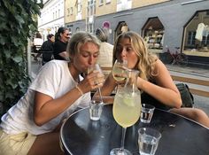 Drinking With Friends Aesthetic, Summer Aesthetics, Euro Summer, Best Seasons, Summer Feeling, Summer Dream, New Energy, European Summer, City Girl