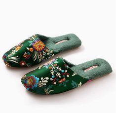 🌸 Heritage Craftsmanship Meets Modern Comfort: Drawing from the rich tradition of Chinese embroidery, passed down since the Ming and Qing dynasties, each slipper showcases intricate designs representing harmony, nature, and prosperity. Embellished with floral and mythical motifs, these designs embody timeless elegance and cultural artistry. 👞 Handmade Embroidered Winter Slippers: Crafted with delicate hand embroidery and lined with soft faux fur, these luxurious oriental slippers offer warmth Chinese Embroidery, Winter Slippers, Slippers Cozy, Chinese Dragon, Unique Gifts For Her, House Shoes, Intricate Designs, Handmade Fashion, Womens Slippers