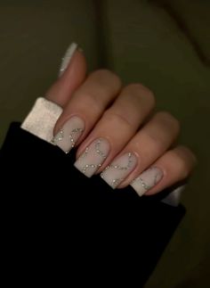 #nails #glitternails #silver #milkywhitenails #spiral Nails With White And Silver, Short Silver Nails Ideas, Pink White Silver Nails, White Nails With Silver Glitter, Nails With Silver Design, White Nails With Silver, White Silver Nails, White And Silver Nails, Winter Manicure