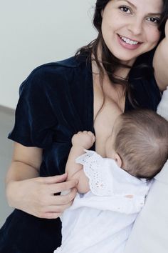 Mom breastfeeding baby in a navy blue wrap dress. Choix make outfits for breastfeeding moms. Dress With Kimono, Round Dress, Kimono Wrap Dress, Blue Wrap Dress, Rock Wedding, Kimono Wrap, Breastfeeding And Pumping, Modern Mom, Nursing Mom