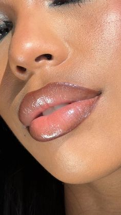 Makeup Looks Lip Liner, Brown Lip Liner With Gloss 90s, Brown Ombre Lips, Lip Liner Makeup Looks, 2000s Lip Combo, Brown And Pink Lip Combo, Lip Liner Aesthetic, Brown Lip Liner Combo, Matte Lip Combo