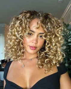 33 Sizzling Concepts for Blonde Balayage on Dark Curly Hair - RoyalDailyImages Balayage On Dark Curly Hair, Curly Blonde Balayage, Warm Blonde Hair Color, Short Curly Blonde Hair, Balayage Curly Hair, Blonde Highlights Curly Hair, Warm Blonde Hair, Highlights Curly