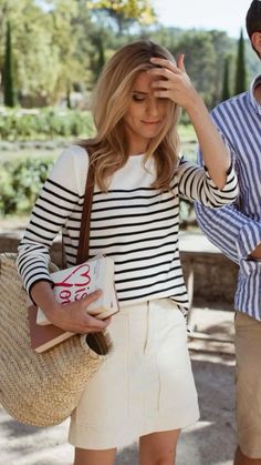 Country Club Outfit, Mode Country, Daily Moments, Style Casual Chic, Look Of The Day, Make Life Easier, Mode Casual, Corduroy Skirt, Parisian Chic