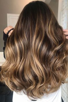 Explore 30 beautiful balayage ideas for brunettes featuring rich chocolate brown shades #ChocolateBrownBalayage #BrunetteHair #BalayageInspo #RichHairColors #ChicBrunetteStyles #HairTransformation #ElegantHair #HairColorTrends #BrunetteBeauty #BalayageGoals Honey Blonde Balayage On Light Brown Hair, Dark Brown Hair Styles, Bayalage Dark Hair, Balayage Hair Copper, Balayage Hair Caramel, Balayage Ideas