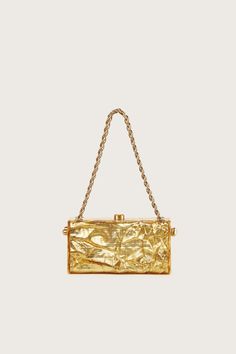 Created from a gold lamé encased in acrylic, the shoulder bag is finished with a scooped front lock closure on the top. The rectangular shape of the Hajar Shoulder Bag is embellished by a gold-toned hardware shoulder straps. This statement-making bag gives off an air of 60’s glamour and is fully lined to protect your valuables. A redefined classic, the Hajar Shoulder Bag will be your new go-to. Gold Handbag Outfit, Cult Gaia Bag, Gold Purse, Gold Lame, Statement Bag, Gold Bag, Gold Handbags, Blind Bags, Gold Work