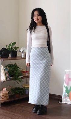 Long Patterned Skirt Outfit, Skirts Outfits Aesthetic, Modesty Outfits Summer, Modest University Outfits, Long Skirts Aesthetic, Modest Summer Tops