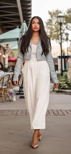 What To Wear With Wide Leg Pants (Complete Guide for Women) Big Hips Outfit, Shift Dress Outfit, Court Outfit, Petite Dressing, Chic Work Outfit, Legs Outfit, Wide Leg Pants Outfit, Wide Leg Pants Outfits