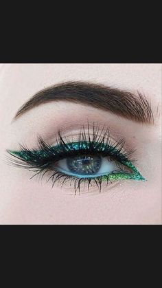 Harry Potter Makeup Looks, Slytherin Makeup, Harry Potter Eyeshadow, Maquillage Harry Potter, Eyeliner Art, Creative Eyeliner, Make Up Designs, Sports Banquet, Green Eyeliner