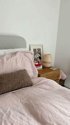 Modern Bed Linen Ideas, Bedroom Inspo Grey Headboard, Pink And Brown Room Aesthetic, Teen Bedding Ideas, Bed Linen Styling, Pink Modern Bedroom, Modern Pastel Bedroom, Aesthetic Bedroom Ideas Cozy, Bedroom Inspo Grey