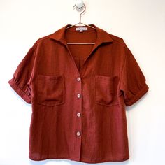 Elevate Your Wardrobe With This Wishlist Apparel Rust Burnt Orange Button-Up Blouse! Crafted From 100% Polyester, This Blouse Combines Style And Comfort Seamlessly. Its Short Sleeves And Button-Up Design Add A Touch Of Sophistication To Any Ensemble. Designed In A Size Small, It Offers A Flattering Fit For All-Day Wear. Hand Wash Cold And Lay Flat To Dry To Maintain Its Pristine Condition. Never Worn And In Like-New Condition, This Blouse Is Ready To Become A Staple In Your Closet. Don't Miss Th Patterned Button Down, Business Casual Blouses For Women, Burnt Orange Clothes, Button Up Blouse Outfit, 70s Button Up Shirt, Cute Long Sleeve Shirts, Marc Spector, Floral Silk Shirt, Business Casual Blouse