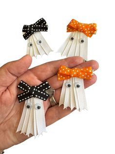 Get ready for spooky season with these Ribbon Ghost Hair Bows! Made with either black or orange ribbon, these playful hair accessories will add a touch of charm to any outfit. Perfect for Halloween parties or just adding a bit of fun to your everyday look. (Boo-tifully unique!) Comes on an alligator clip! Ghost Hair Clip, Halloween Hair Accessories Diy, Halloween Bows Diy, Halloween Hair Bows Diy, Christmas Bows For Hair, Ribbon Crafts To Sell, Diy Hair Bows With Ribbon, Diy Halloween Hair Accessories, Vinyl Hair Bows