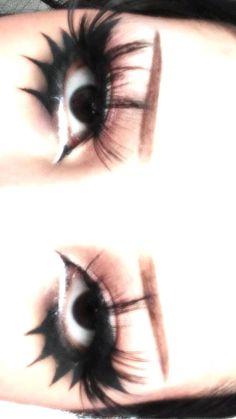 Goth Eyelashes, Gothic Makeup Ideas Eyeliner, Cool Goth Makeup, Alt Makeup Looks Eyeliner, Eyeliner Looks Goth, Emo Makeup Ideas, Alt Goth Makeup, Alt Eye Makeup, Gothic Eyeliner Ideas