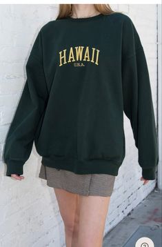 My mom thinks its weird cause it says Hawaii so pls get if for me Oversized Tshirt Outfit, Brandy Melville Outfits, Aesthetic Clothing Stores, Usa Sweatshirt, Aria Montgomery, Grunge Look, Sweatshirt Outfit, 90s Grunge, Round Neck Sweatshirts