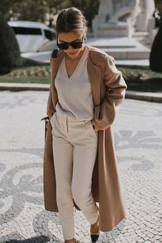 Long Camel Coat, Rok Midi, Skirt Diy, Work Outfit Office, Looks Street Style, Neutral Outfit, Mode Inspo, Work Outfits Women