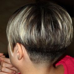 Short Wedge Hairstyles, Short Wedge Haircut, Wedge Haircut, Short Hair Back, Wedge Hairstyles, Messy Bob Hairstyles, Sassy Hair, Bowl Cut, Penteado Cabelo Curto