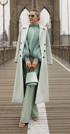 Sage Color Outfit, Clothes Combinations, Winter Mode Outfits, Chique Outfit, Money Fashion, Monochromatic Fashion, Color Blocking Outfits, Monochromatic Outfit, Monochrome Outfit