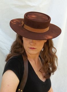 This great oversized pork-pie is an unusual style that looks amazing! Future Steampunk, Steampunk Cowgirl, Weird West, Pork Pie Hat, Steampunk Hat, Felt Cowboy Hats, Pork Pie, Painted Jewelry, Braided Belt