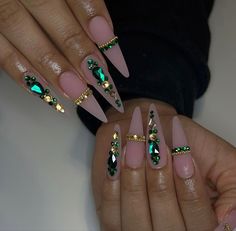 #stilettonails #longnails #nails Rhinestone Green Nails, Stilettos Nails Designs, Nails Strass Design, Green Nails With Gems, Almond Nails With Rhinestones, Emerald Green Nail Designs, Baddie Bling Nails, Strass Nails, Gold Stiletto Nails