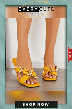 Sandalias De Tiras Cruzadas Con Tacn Grueso De Chain Decor Gold Synthetic Sandals With Chain Strap, Chain Decor, Heel Slippers, Metal Chain, Slippers, Slip On, Chain, Heels