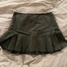 Vintage Dkny Pleated Mini Skirt, Olive Green. Sounded Via Reformation Vintage Shop. Great Condition, Never Worn Myself. Pleated Mini Skirt Detail- Fits Mid/High Waist. Size 4. Super Flattering And Looks Great With Boots/Sneakers/Sandals Or Even Heels. Solid Color Pleated Mini Skirt, Pretty Fits, Pinterest Wardrobe, Vintage Dkny, Skirts Vintage, Thrift Inspo, Green Mini Skirt, 2000s Fashion Outfits, Wardrobe Inspiration