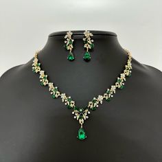 💚 Emerald Green Crystal Jewelry Set - Gold Wedding Necklace Set for Brides. Absolutely Stunning emerald bridal necklace and matching earrings set!   💚 Luxury Wedding Pendant encrusted with gold-colored chains, and rhinestones. This green jewelry set is perfect for your special day! Includes stunning necklace, and earrings beautifully crafted into a gold setting. Combined with many clear crystals and rhinestones!   💚 This wedding necklace set is an elegant and timeless must-have for the woman Green Crystal Bridal Earrings For Wedding, Green Quinceanera, Quinceanera Jewelry, Jewelry Set Gold, Gold Necklace Wedding, Emerald Green Crystal, Jewelry Emerald, Gold Bridal Necklace, Wedding Necklace Set