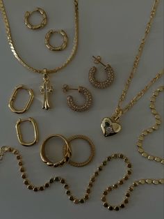 Gold Jewelry Girl Aesthetic, Jewlary Pic Aesthetic Gold, Grad Jewelry Gold, Gold Girly Aesthetic, Brunette Gold Jewelry, European Jewelry Aesthetic, Gold Jewlerie Aesthetic, Elegant Jewelry Aesthetic, Jewelry Gold Aesthetic