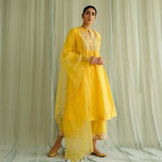 For the brides who want to go for something light and comfortable for thier haldi and mehendi ceremony, Here are some trending outfits to go for! #minimaloutfits #minimalhaldioutfit #minimalmehendioutfit #cottonoutfits #kurtis #palazzosuits #shararadesigns #cottonsharara #pakistanibride #cottonsuits #printedsuits #indowesternoutfits #cottonlehenga #lightbridalwear #cottonsaree