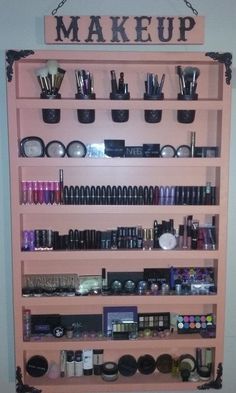 Makeup Shelf, Diy Makeup Organizer, Rangement Makeup, Makeup Shelves, Makeup Vanity Lighting, Makeup Vanities, Diy Makeup Vanity, Makeup Organization Diy, Makeup Organization Vanity