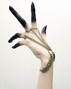 Creepy soothsayer hands Make Up Diy, Demon Costume, Halloweenský Makeup, Party Make-up, Hand Makeup, Witch Makeup, Smink Inspiration, Halloween Inspo, Fantasias Halloween