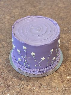 Purple Cake with Flowers Pastel Purple Cake Simple, Lavender Birthday Cake Ideas, Purple Cake Inspiration, Floral Cake Purple, Lilac Birthday Cake Simple, Birthday Cake For Mom Purple, Lavender Bday Cake, Purple Cakes Aesthetic, Simple Purple Cake Designs