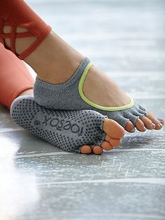 yoga socks Yoga Nature, Yoga Shoes, Estilo Fitness, Yoga Outfits, Namaste Yoga, Yoga Exercises, Yoga Socks, Fitness Wear, Socks And Heels