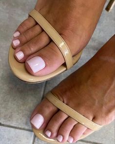 Colori unghie piedi estate 2024, le tendenze da copiare 🌈 Pedicure Rosa, Wedding Toe Nails, French Toe Nails, Pink Toe Nails, French Pedicure, Gel Pedicure, Pedicure Colors, Gel Toe Nails