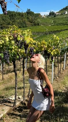 Napa Vineyard Outfit, Sonoma California Outfits, Napa Valley Aesthetic, Outfits For Cabo, Portugal Photo Ideas, Winery Outfits Summer Wine Tasting, Wine Country Aesthetic, Winery Poses, Vineyard Pictures