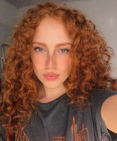 Curly Ginger Hair, Red Curly Hair, Ginger Hair Color, Shampoo For Curly Hair, Colored Curly Hair, Hair Aesthetic, Girls Red, Curly Hair Inspiration, Curly Hair With Bangs