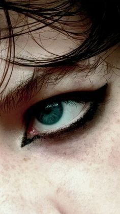 Rock Eyeliner Men, Back Eye Makeup, Emo Makeup For Men, Guy Eye Makeup, Emo Eyeliner Men, Eyeliner Men Aesthetic, Masculine Alt Makeup, Goth Makeup Looks Men, Man With Eyeliner