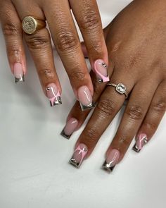 French Tip Nails With Chrome Design, Birthday Short Nails Ideas, Silver Short Nail Designs, Nail Colors On Black Women, Pink And Silver French Tip Nails, Nails Inspired Short, Short Nail Designs Chrome, Short Nails Ideas Black Women, Chrome And Pink Nails