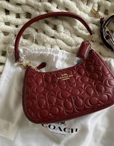 Coach Purses Aesthetic, Accessories Idea, Purse Aesthetic, Everyday Bag Essentials, Aesthetic Vogue, My Style Bags, Luxury Bags Collection, Handmade Crochet Bags, Vogue Beauty