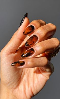 Bold Tortoiseshell-Inspired Nails, stylish autumn nails, autumn nail art, autumn nail designs, trendy fall nails Thanksgiving Nails Press On, Light Brown Nails With Design, Dark Brown Marble Nails, Brown Pattern Nails, Honey Nails Color, Dark Thanksgiving Nails, Burnt Orange Marble Nails, Gel X Brown Nails, Dark Fall Nail Art