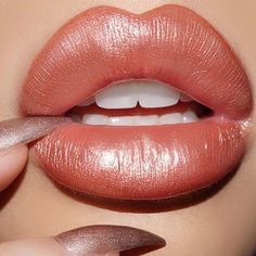 Editando sonrisas Nude Liquid Lipstick, Hot Lipstick, Metallic Lips, Makeup Accesories, Women Lipstick, Dream Weaver, Lipstick Collection, Hot Lips, Beautiful Lips