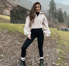 Stylish Hiking Outfit, Alaska Outfits, Dog Walking Outfit, Black Hiking Boots, Hiking Boots Outfit, Hiking Outfit Spring