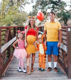 family on a bridge Matching Family Halloween Costumes, Family Costume Ideas, Family Costumes Diy, Maquillage Halloween Simple, Winnie The Pooh Costume, Winnie The Pooh Halloween, Pregnancy Costumes