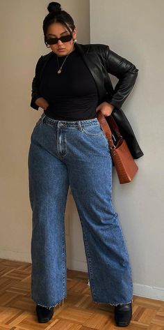 Plus Size College Outfits, Plus Size Flare Jeans Outfits, Moda Over 50, Flare Jeans Outfit, Outfits Gorditas, New York Outfits, Plus Size Fall Outfit, Plus Size Summer Outfits