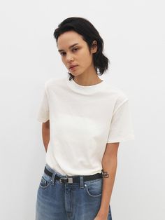 This is a minimal and feminine top by MOHAN that is made out of high quality and sturdy fabric. With design detail that gives a trendy and refined mood, you can style it with various items for a clean daily outfit. - Clean round neckline- Oversized silhouette- Flap detail on the armhole Chic Cotton T-shirt For Casual Gatherings, Effortless Relaxed Fit Tops For Everyday, Effortless Everyday Cotton Tops, Minimalist Crew Neck T-shirt For Work, Everyday Crew Neck Tops, Versatile Crew Neck Tops For Everyday, Versatile Everyday Crew Neck Tops, Effortless Cotton Blouse For Everyday, Simple Relaxed Fit Top For Everyday