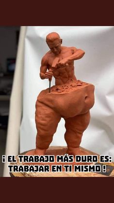 a clay sculpture of a man holding a baseball bat in his right hand and the words el tarrado mas durd es trabar ent mismo